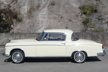 Mercedes-Benz 220S coupe