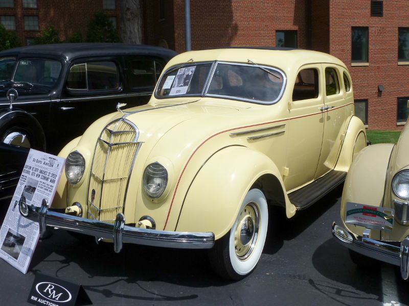 De Soto Custom 4-dr Sedan