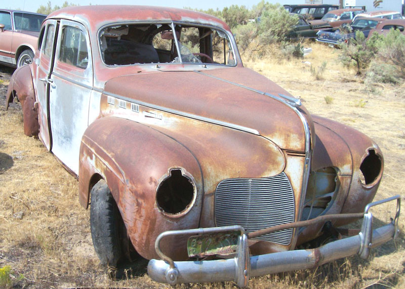 De Soto De Luxe 4-dr Sedan