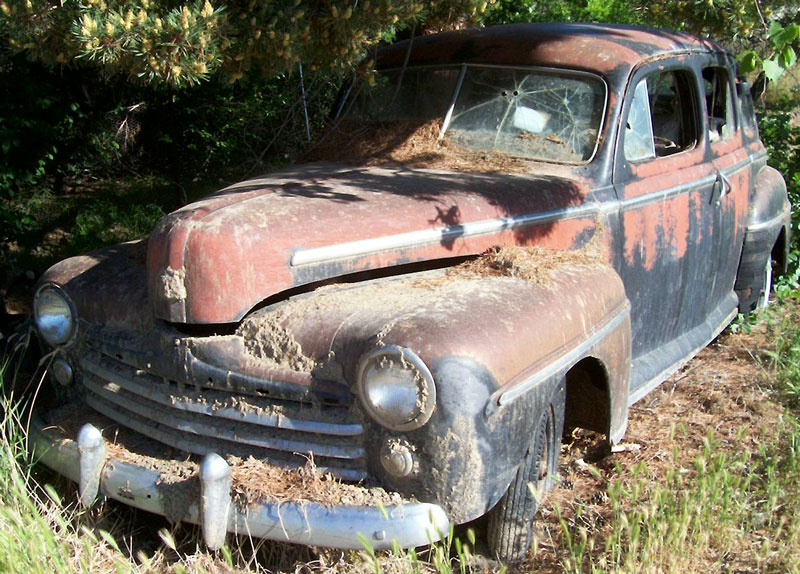 Ford Deluxe 4-door sedan