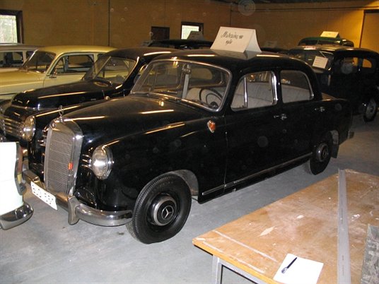 Mercedes-Benz 180 4D