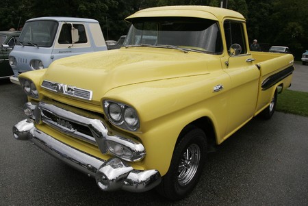 GMC 100 Fleetside pickup