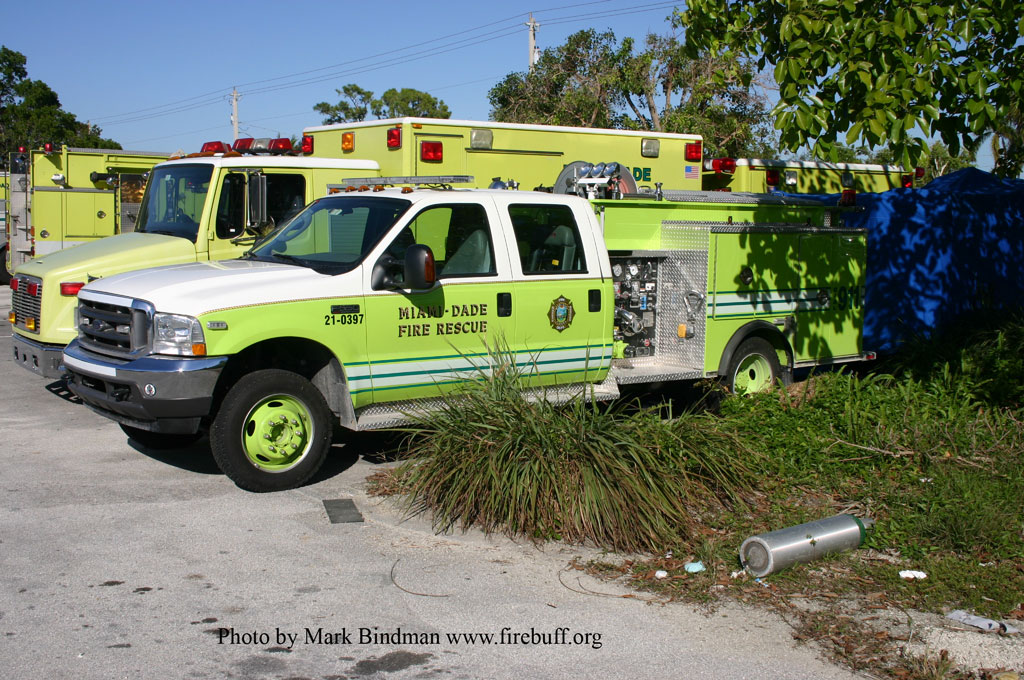 Dodge Ram 3500 - Pierce mini-pumper