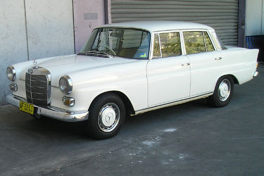 Mercedes-Benz 230 Sedan