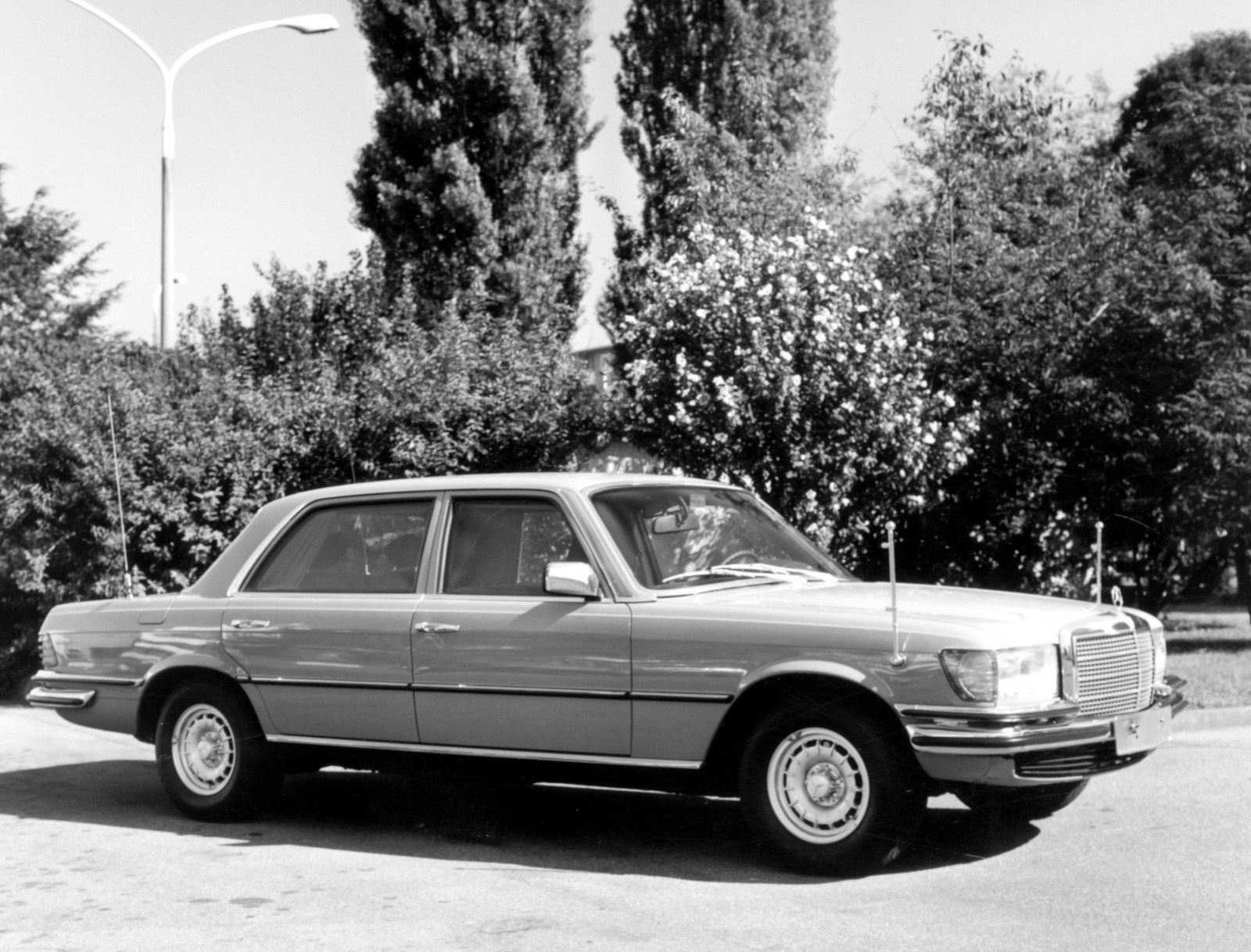 Mercedes-Benz 350 SEL