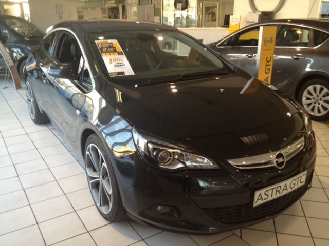 Opel Astra Black edition