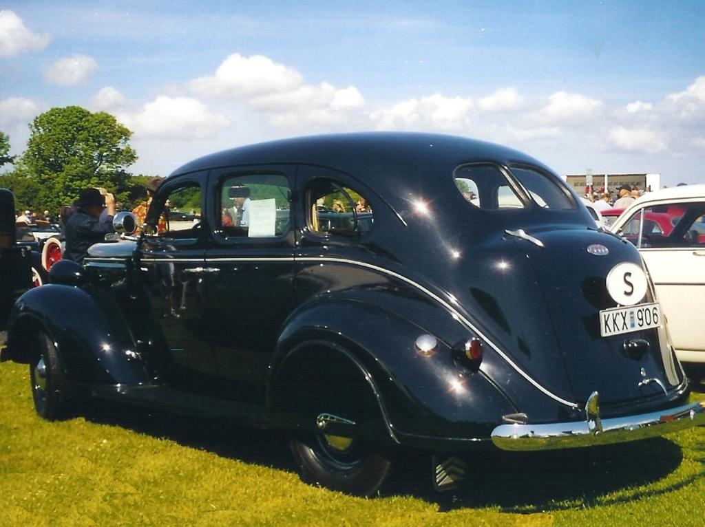 Plymouth De Luxe 7-pass sedan