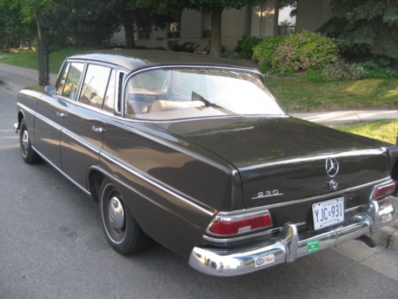 Mercedes-Benz 230 Sedan