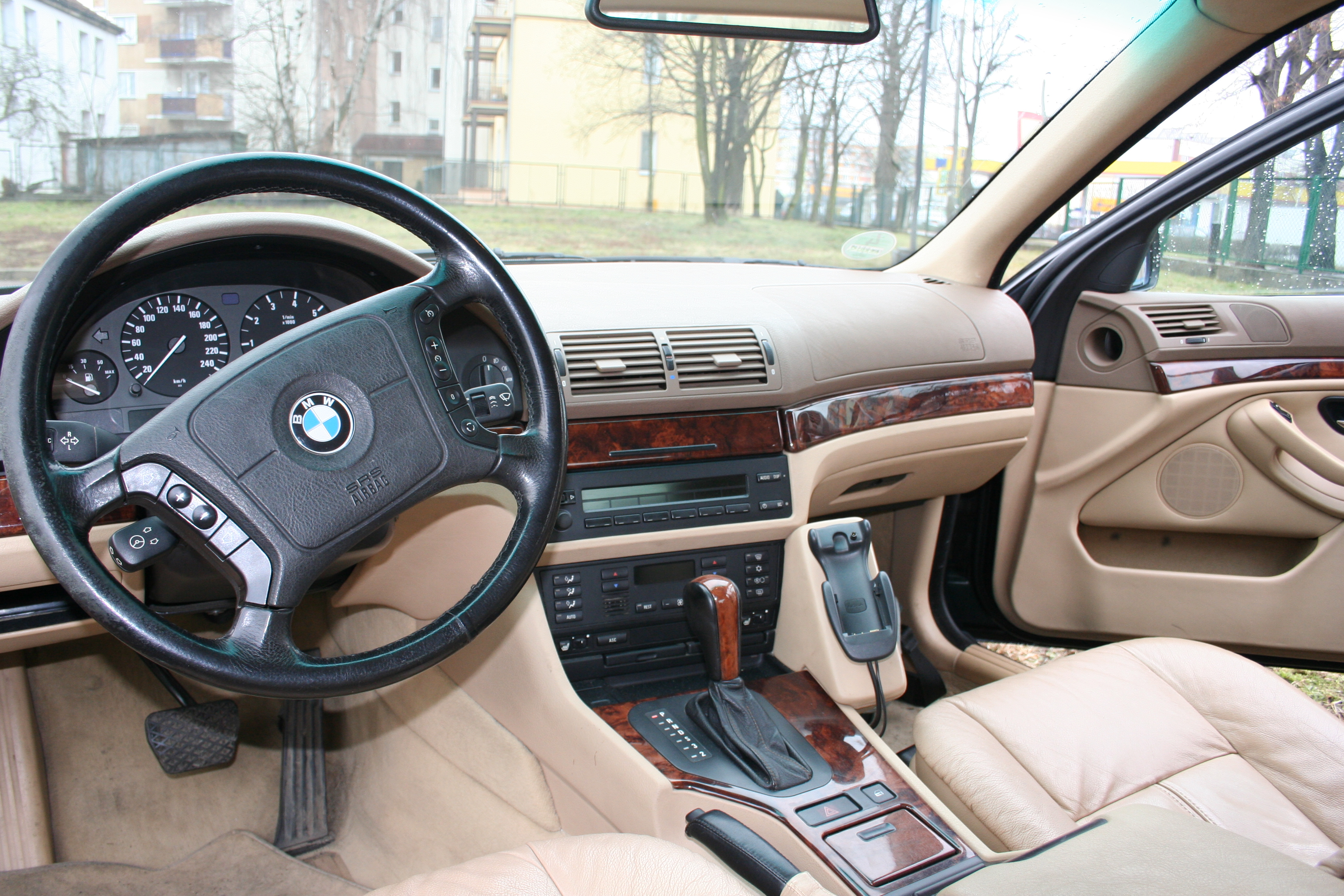 BMW 528