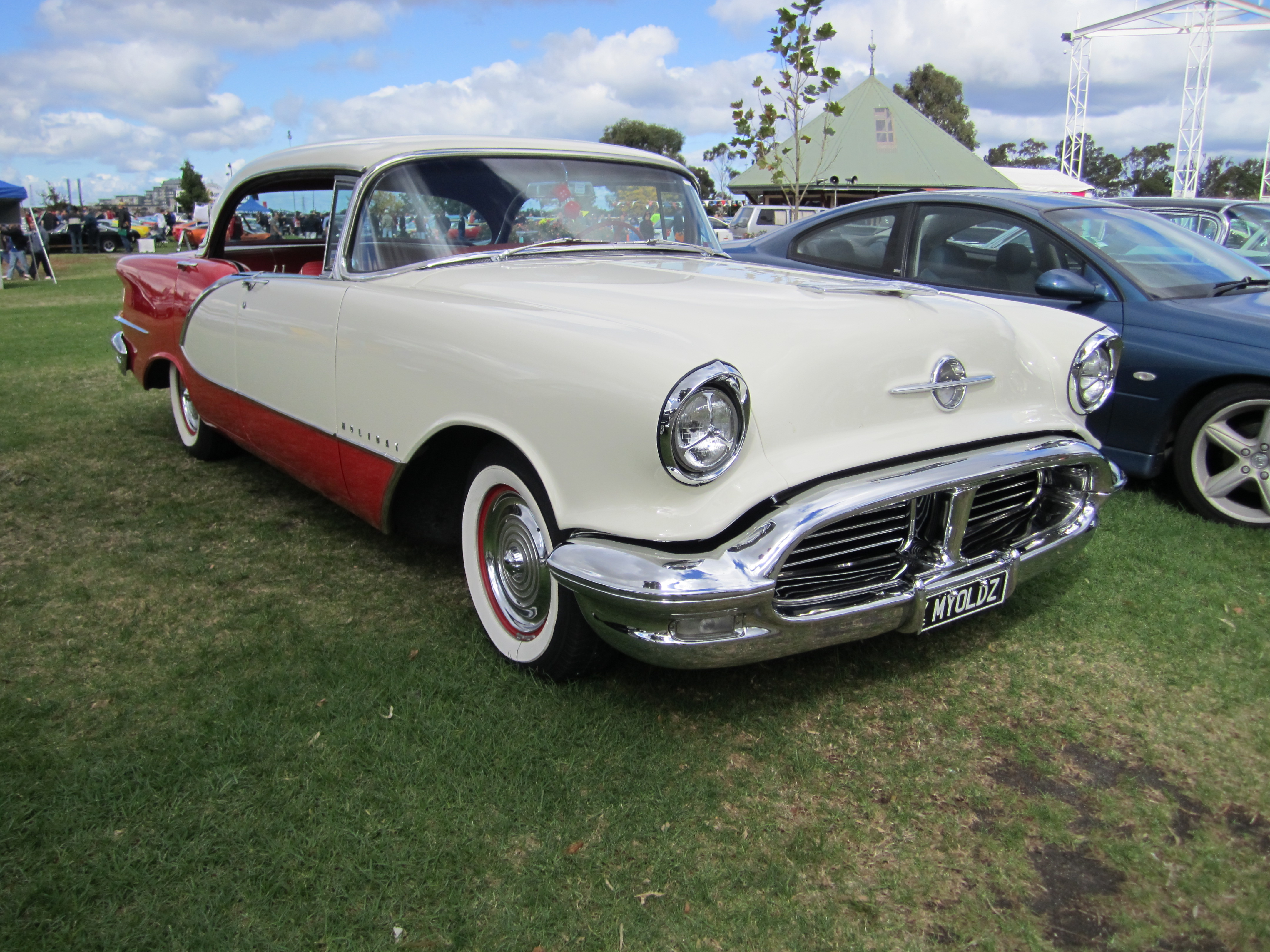 Oldsmobile Holiday 4-dr Hardtop