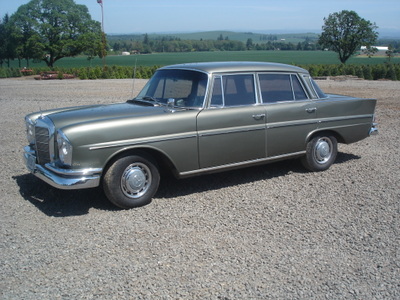 Mercedes-Benz 220S 4dr