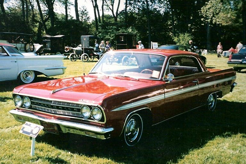 Oldsmobile F-85 De Luxe 4dr