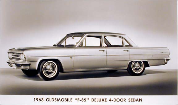 Oldsmobile F-85 De Luxe 4dr