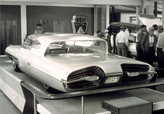 Ford La Galaxie concept car