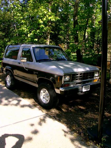 Ford Bronco II XLT 29