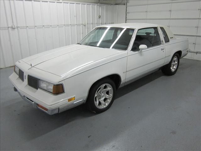 Oldsmobile Cutlass Supreme Holiday 2dr