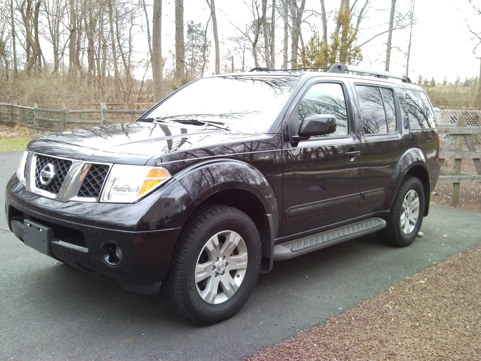 Nissan Pathfinder LE