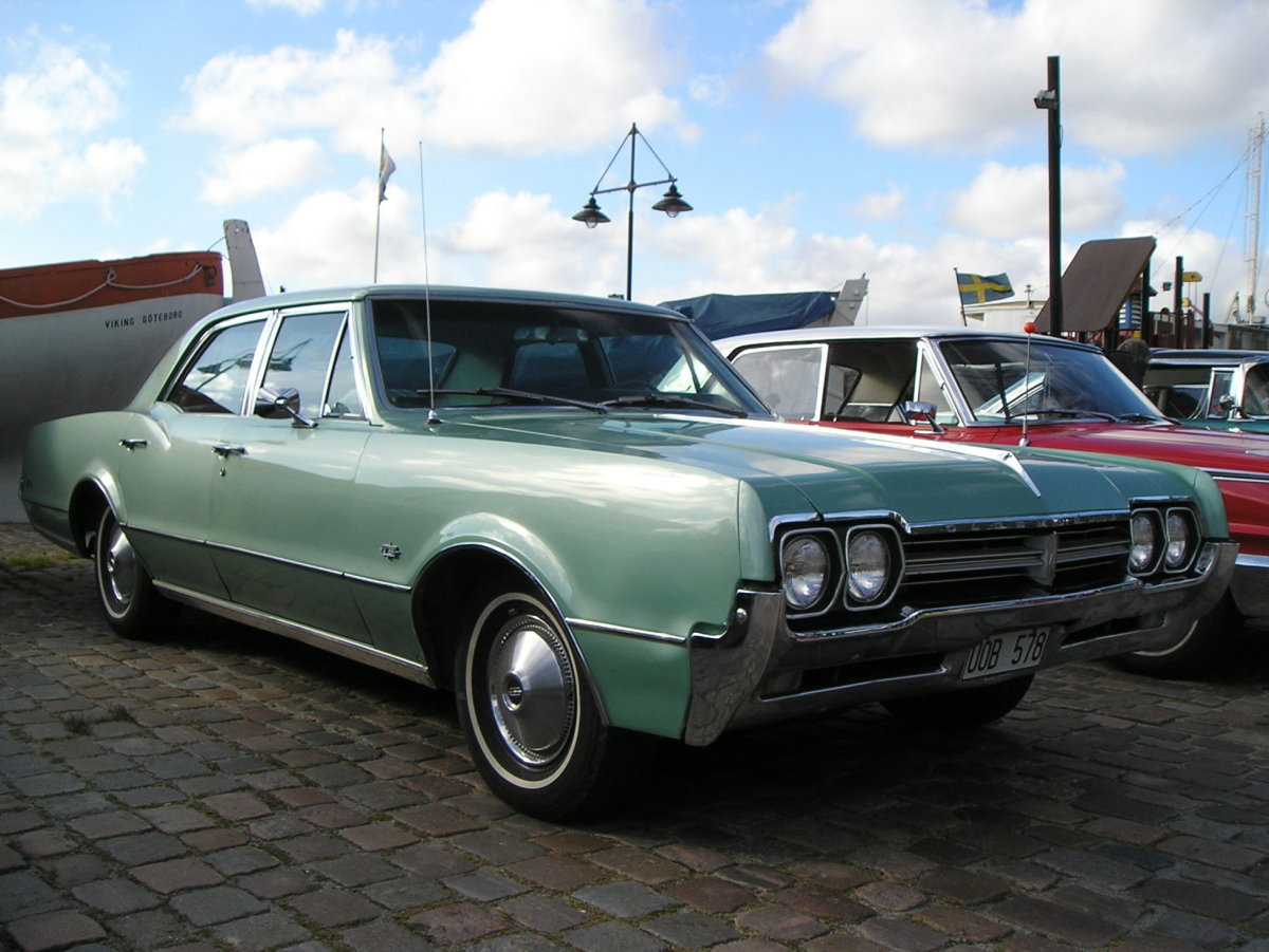 Oldsmobile F-85 De Luxe 4dr