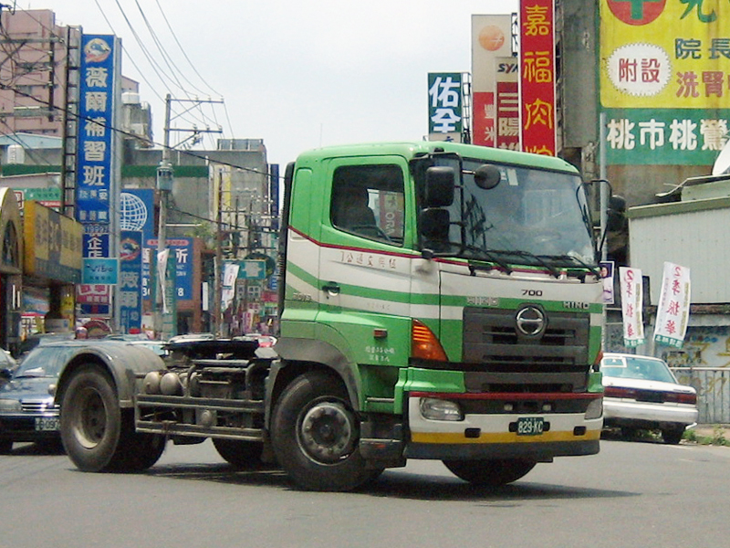 Hino SH 1942 700