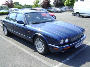 Jaguar XJ6 32