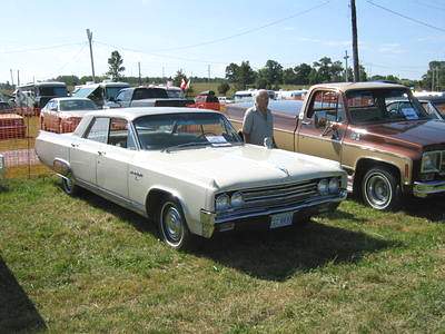 Oldsmobile Holiday 4-dr Hardtop