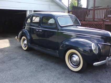 Ford Deluxe 4-door sedan