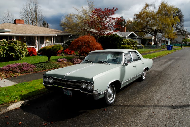 Oldsmobile F-85 4dr sedan