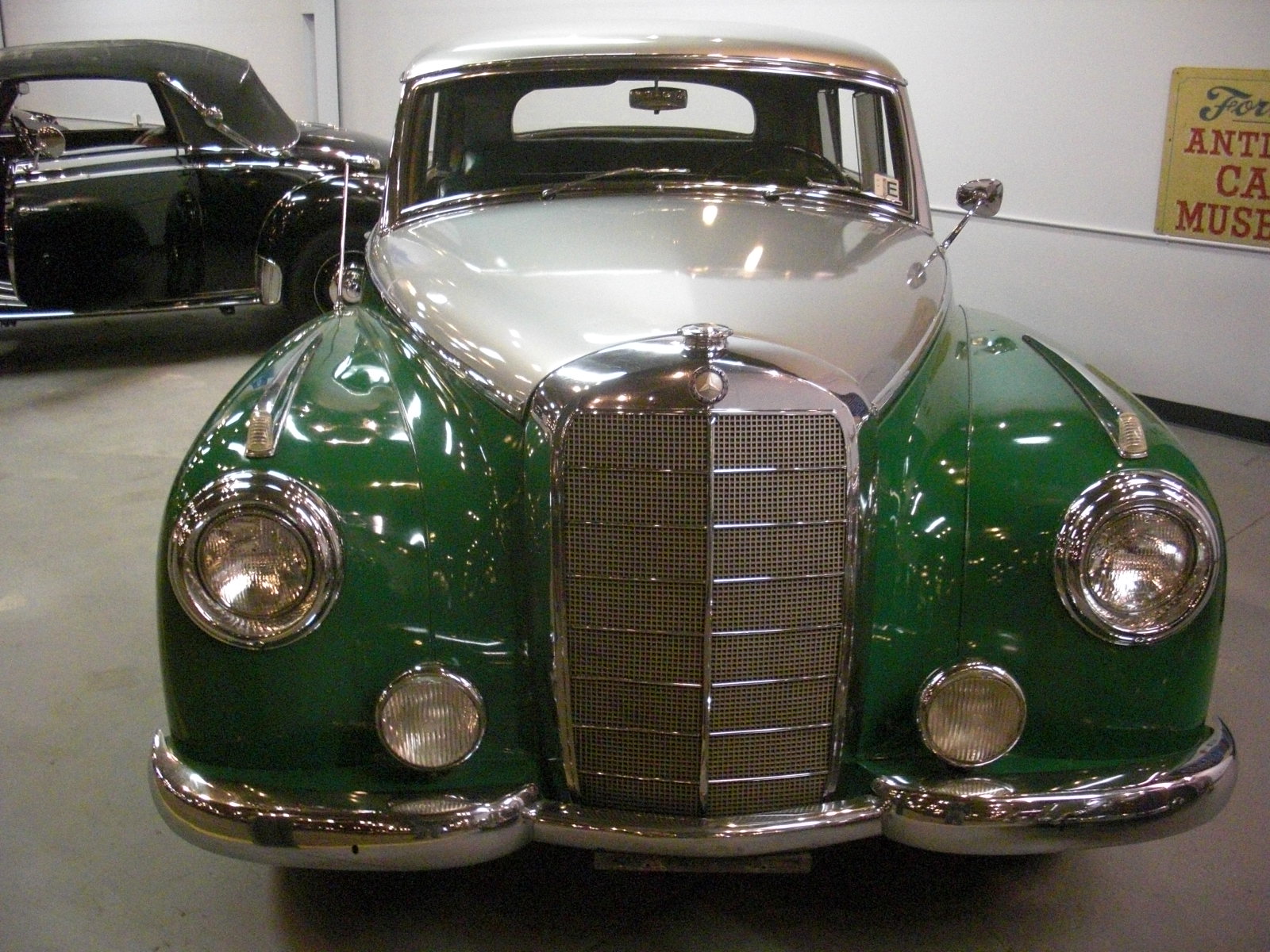 Mercedes-Benz 300 Sedan