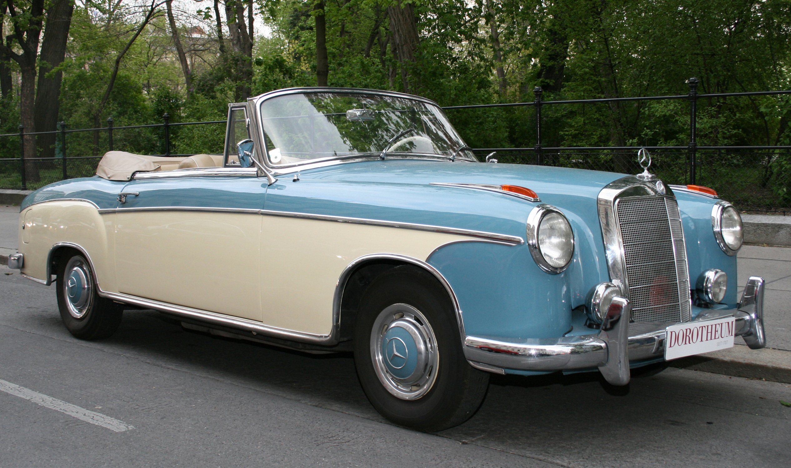 Mercedes-Benz 220 SE Automatic