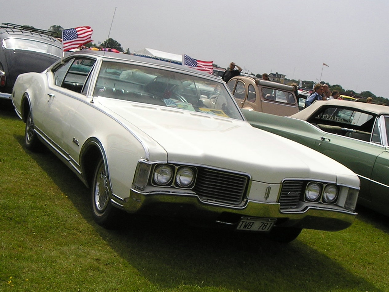 Oldsmobile Delta 88 2dr HT