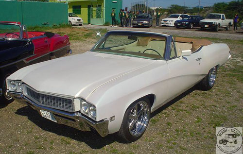 Buick Skylark Custom HT sedan