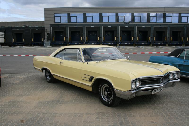 Buick Wildcat 2dr HT