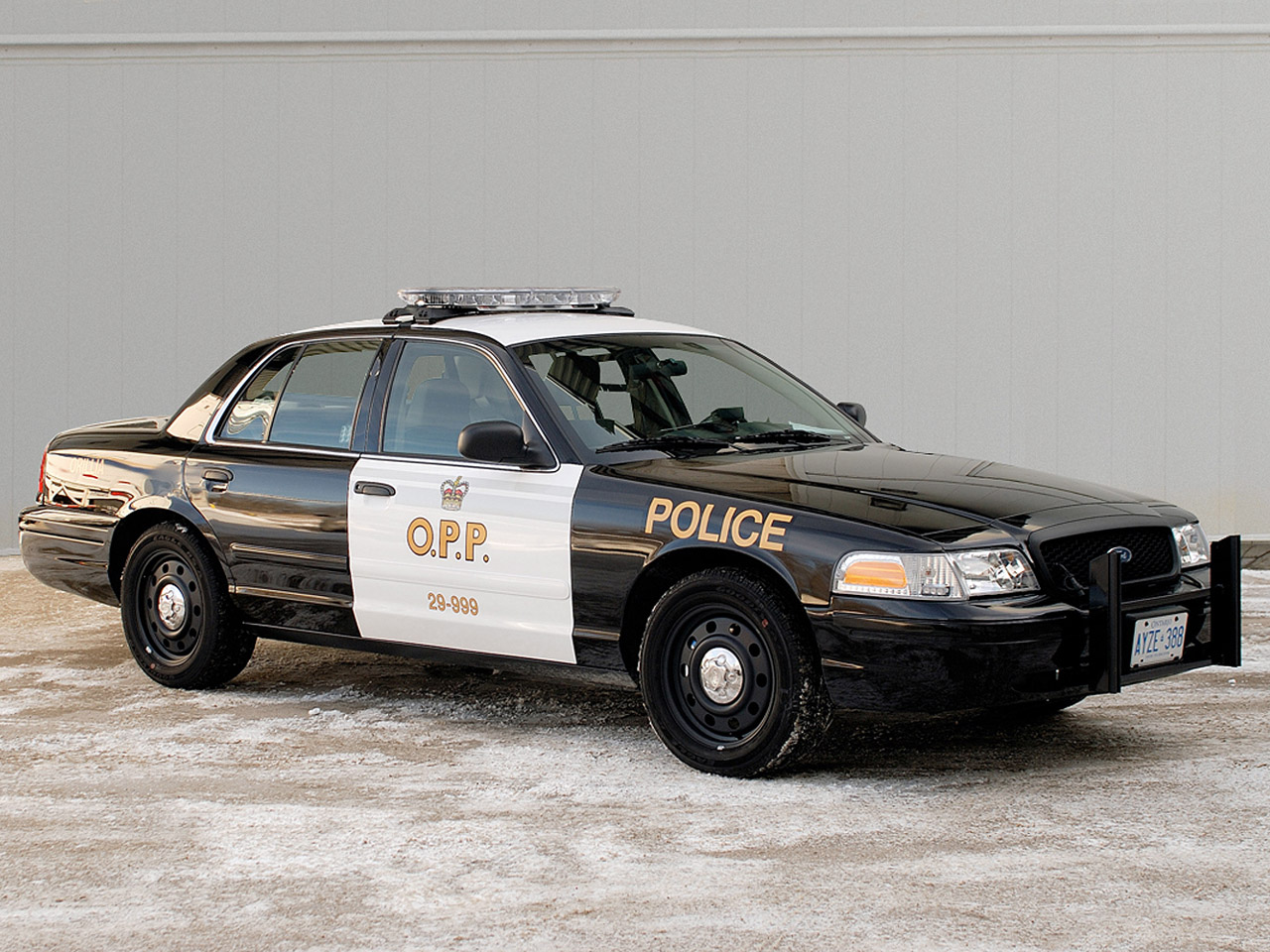The specifications for a 1989 ford crown victoria police car #9