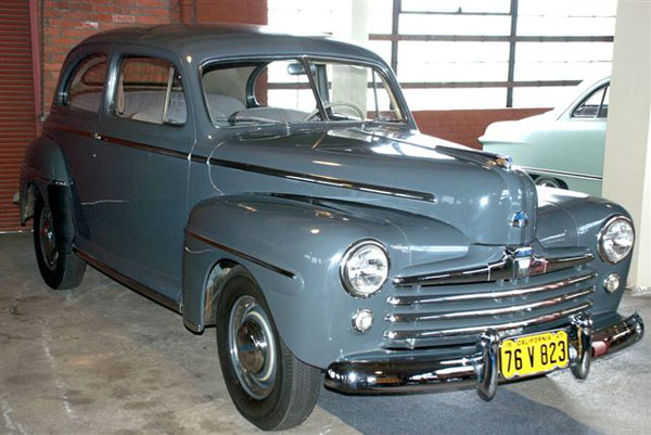 Ford Deluxe 4-dr Sedan