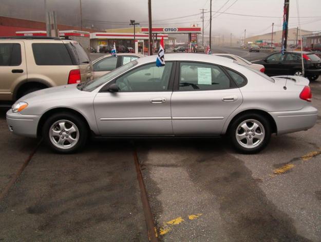 Ford Taurus SE