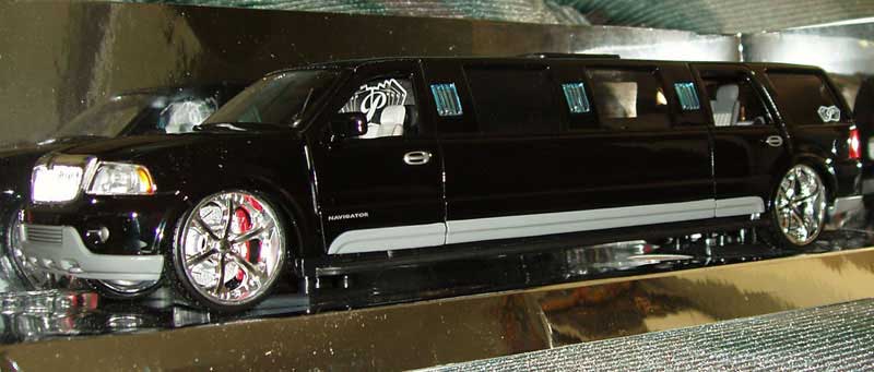 Lincoln Navigator Limo V8