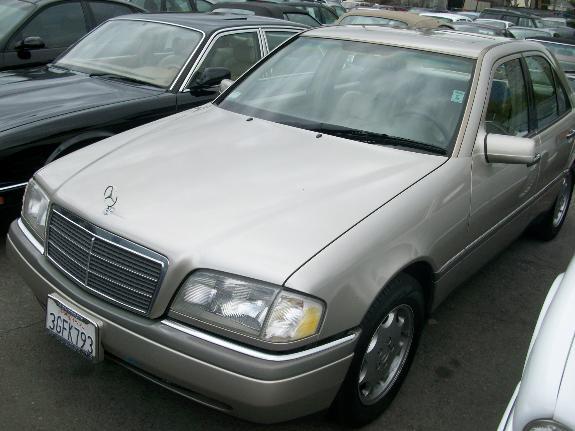 Mercedes-Benz 200 Sedan