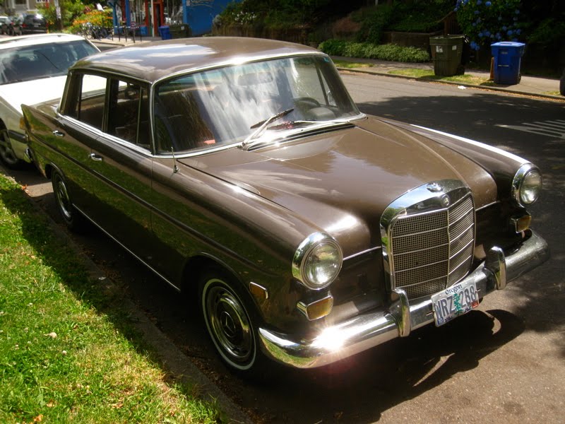 Mercedes-Benz 200 Sedan