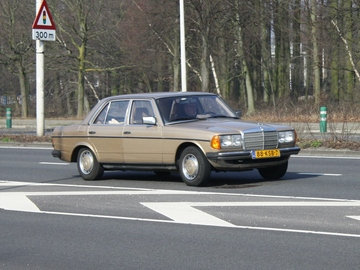 Mercedes-Benz 230 E