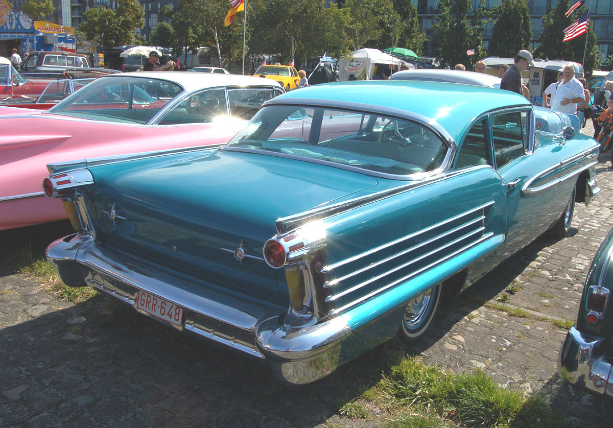 Oldsmobile Dynamic 88 2dr sedan